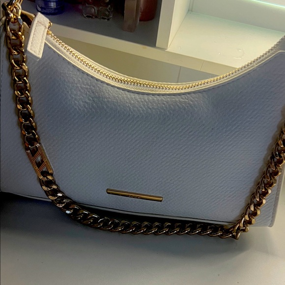 Elegant White Shoulder Bag with Gold Chain - Picture 1 of 5